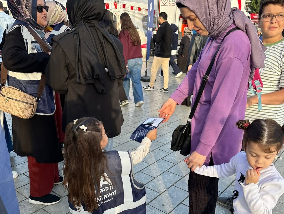 Anahtar Parti Bağcılar İlçe Başkanlığı olarak Bağcılar Meydan’da gerçekleştirdiğimiz üye çalışması kapsamında standımızı kurarak hemşehrilerimizle bir araya geldik.  - 5